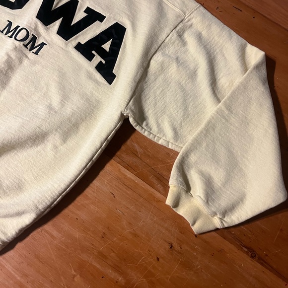 VINTAGE IOWA MOM Pastel Crewneck - Picture 3 of 5